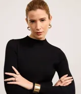 Vestido midi marrón de punto acanalado, con cuello alto y mangas largas.