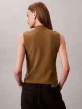Sweater de punto color tostado con cuello perkins y diseño sin mangas, de corte ajustado y con pequeña etiqueta del logo en la cadera.