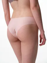Bombacha estilo bikini de microfibra color rosado, con corte láser y diseño sin costuras.