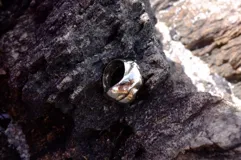 Anillo grueso de alpaca color plateado, con forma irregular y superficie texturizada.