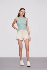 Top color beige de tejido de punto acanalado, con cuello redondo y sin mangas.