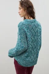 Buzo de lana con diseño de trenzas y ochos, de cuello redondo y calce holgado.