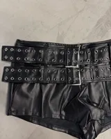 Shorts negros de efecto cuero con doble cinturón incorporado, con múltiples hebillas cuadradas plateadas y ojales metálicos.