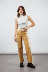 Musculosa color beige con cuello alto y bordado del isotipo de la marca en el frente.