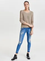 Sweater de tejido de punto color beige, con cuello redondo y mangas largas. Corte regular y textura suave.