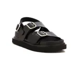 Sandalias negras con plataforma y tiras anchas con hebillas plateadas.