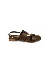Sandalia de taco bajo marca Paddock, color verde oscuro, con tiras anchas, pulsera regulable con hebilla lateral y detalle metálico dorado en el centro. Cuenta con punta cuadrada.