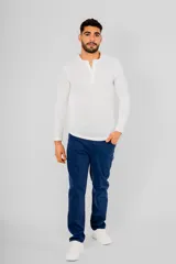 Remera de manga larga color negro, confeccionada en algodón, con cuello redondo y cierre frontal parcial con botones.