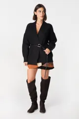 Saco abierto de punto color blanco, con diseño de textura cuadriculada en las mangas y corte holgado.