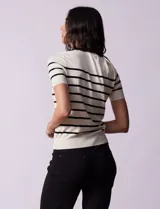 Buzo tejido de hilado fino, marca Philosophy, a rayas horizontales azul marino y blancas, con cuello redondo y mangas cortas.