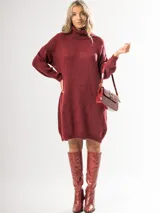 Vestido tipo polerón de tejido de punto grueso, color bordó, con cuello alto, mangas largas y diseño holgado.