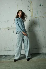 Jean de corte wide leg en color gris lavado, con diseño de tiro alto y cinco bolsillos.