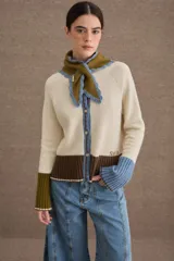 Cardigan de punto con diseño color block en tonos bordó, verde oliva y beige. Presenta cuello redondo con detalle en celeste, cierre frontal con botones y puños acampanados en color beige.