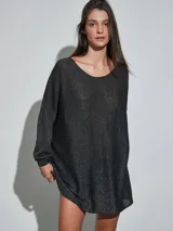 Buzo de tejido de punto fino color negro con sutil brillo plateado, escote redondo amplio, mangas largas y diseño oversize.
