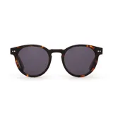 Lentes de sol Indie Pacific con armazón redondo de acetato carey y madera de ébano, lentes polarizados oscuros y detalles de tachas metálicas en las esquinas frontales.