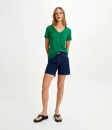 Remera básica celeste de media malla, con escote en V y mangas cortas.