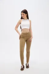 Pantalon skinny de tiro alto color beige, con bolsillos laterales y traseros simulados.
