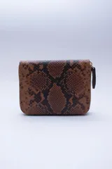 Billetera marrón tipo sobre con cierre de cremallera, confeccionada en cuero con textura tipo cocodrilo y forro textil rojo. Cuenta con múltiples ranuras para tarjetas, documentos y billetes.