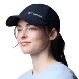 Gorra deportiva Columbia modelo Silver Ridge Iv Ball, color negro con el logo de la marca bordado en blanco en el frente. Cuenta con tecnología Omni-Shield y Omni-Wick para repeler líquidos y absorber el sudor, con cierre posterior ajustable de velcro.