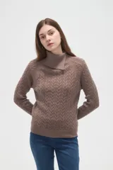 Sweater de punto con diseño de ochos, color camel, con cuello alto y mangas largas.
