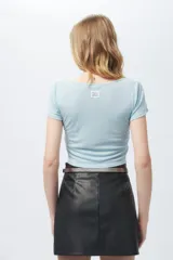 Top corto negro de escote cuadrado y manga corta con costuras tipo corsé.