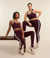 Top deportivo Get Over confeccionado en microfibra bordó, de diseño nadador con escote U y ribetes blancos contrastantes en los breteles y el escote. Modelo sin copas.