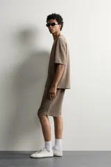 Bermuda estilo jogger de ajuste relajado, confeccionada en tejido interlock de algodón. Cuenta con cintura elástica ajustable con cordón, bolsillos frontales de vivo y diseño liso.