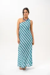 Vestido largo de un solo hombro con estampado geométrico en tonos azules, celestes y verdes, de corte fluido.