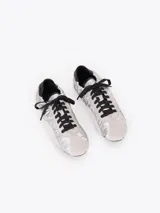 Zapatillas de estilo urbano confeccionadas en nylon plateado con detalles de cuero vacuno descarne en gris y negro. Cuentan con cordones negros y suela de goma.