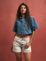 Short de jean celeste claro con roturas y terminación desflecada.