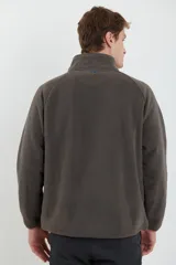 Sweater azul de polar con cuello alto y cierre parcial con cremallera.