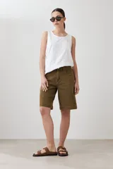 Musculosa blanca sin mangas, con cuello redondo y textura de relieve en la tela.