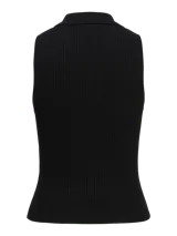 Top de punto canalé negro, sin mangas, con cuello polo y cierre frontal parcial con tirador circular.