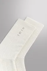 Pack de dos pares de calcetines técnicos de entrenamiento color blanco, con diseño acanalado en la parte superior y detalles perforados en el empeine. Incluyen la inscripción "26 1 18 1" y "ATHLETICZ" en la suela.