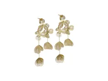 Aretes colgantes largos de metal dorado, con diseño floral calado. Cada arete presenta una cascada de formas que simulan pétalos o flores, con un acabado de alambre fino.