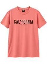 Remera salmón de manga corta, con cuello redondo y estampado frontal con la inscripción 'California' y una palmera.