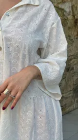 Vestido corto blanco con bordado calado, corte holgado, cuello camisero y mangas 3/4 con volados.
