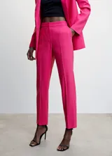 Pantalon de vestir recto con diseño crop, confeccionado en tejido fluido con detalle de pinzas frontales. Cuenta con dos bolsillos laterales, dos bolsillos de ribete en la parte posterior y cierre oculto de botón, gancho y cremallera.