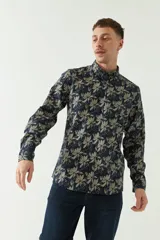 Camisa de manga larga con estampado de figuras geométricas en tonos beige y negro, confeccionada en tejido estilo lino.