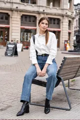 Camisa blanca de corte clásico con bolsillo en el pecho y botones al tono. Confeccionada en tejido suave de algodón y spandex.
