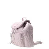 Mochila urbana de diseño capitoneado en color rosado. Cuenta con cierre de solapa con cordones ajustables, bolsillo frontal con cierre y asa superior. Presenta un parche con el logo de la marca en la solapa.