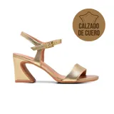 Sandalia de taco alto Usaflex modelo Ellen, color dorado, confeccionada en cuero con tira en la parte delantera y tira ajustable al tobillo con hebilla metálica. Cuenta con un diseño de taco ancho geométrico.