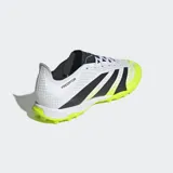 Championes de fútbol Adidas Predator League Turf, diseñados para césped artificial. Presentan una parte superior blanca con textura de escamas, tres franjas negras en el lateral y detalles en color amarillo neón en la puntera y la suela con tacos cortos.
