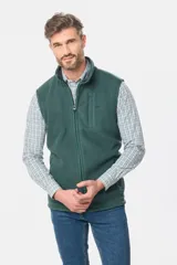 Chaleco de abrigo confeccionado en tejido polar, con cierre frontal completo, cuello alto y bolsillo vertical en el pecho con logo bordado en contraste.