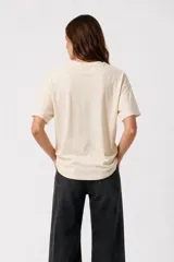 Remera verde militar de manga corta, cuello redondo y corte holgado. Cuenta con un estampado frontal estilo póster con la inscripción "Contemporary Art Gallery" y el gráfico de una flor.