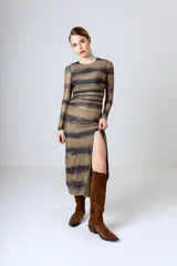 Vestido midi de tejido de punto con estampado abstracto en tonos marrones y negros, de manga larga y corte ajustado con abertura lateral en la falda.