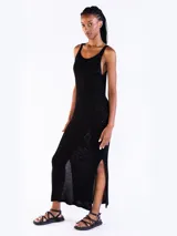 Vestido midi sin mangas confeccionado en punto jersey de tejido italiano con hilo Lurex en dos colores que aporta brillo sutil. Presenta escote bote redondeado y aberturas laterales.