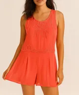 Mono corto color coral, sin mangas, con escote redondo y bordados en el frente.