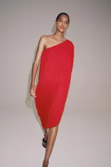 Vestido midi de punto rojo, amplio y de diseño asimétrico con un solo hombro y una manga corta.