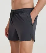 Bermuda de running para hombre, color beige claro, confeccionada en microfibra tecnológica. Presenta cintura elástica con cordón ajustable y bolsillos funcionales.